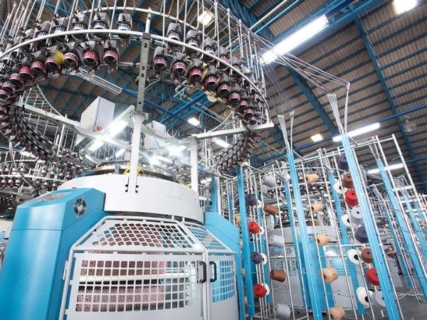 เครื่องถักผ้าแบบวงกลม Circular knitting machine ผ้าโพลีเอสเตอร์ที่ถักด้วยเครื่องถักผ้าแบบวงกลมนี้จะมีลักษณะคล้ายกับท่อ ไม่มีรอยต่อแบบเดียวกับถุงเท้า